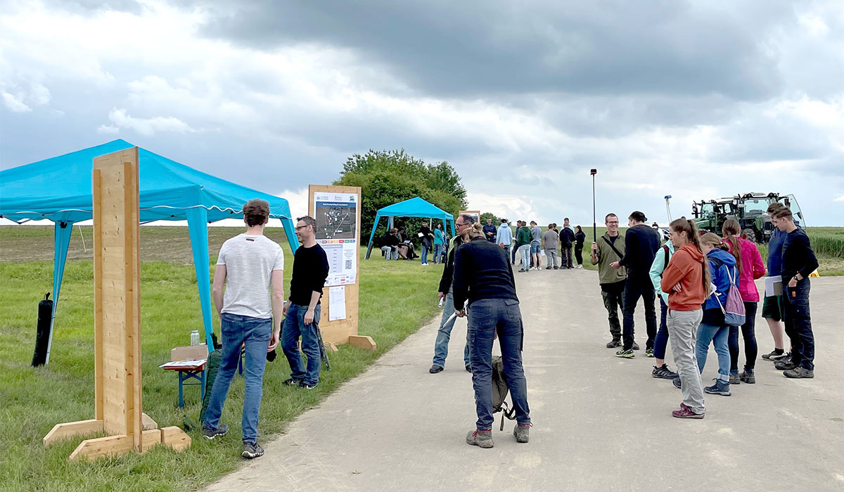 Stand auf dem Versuchsfeld